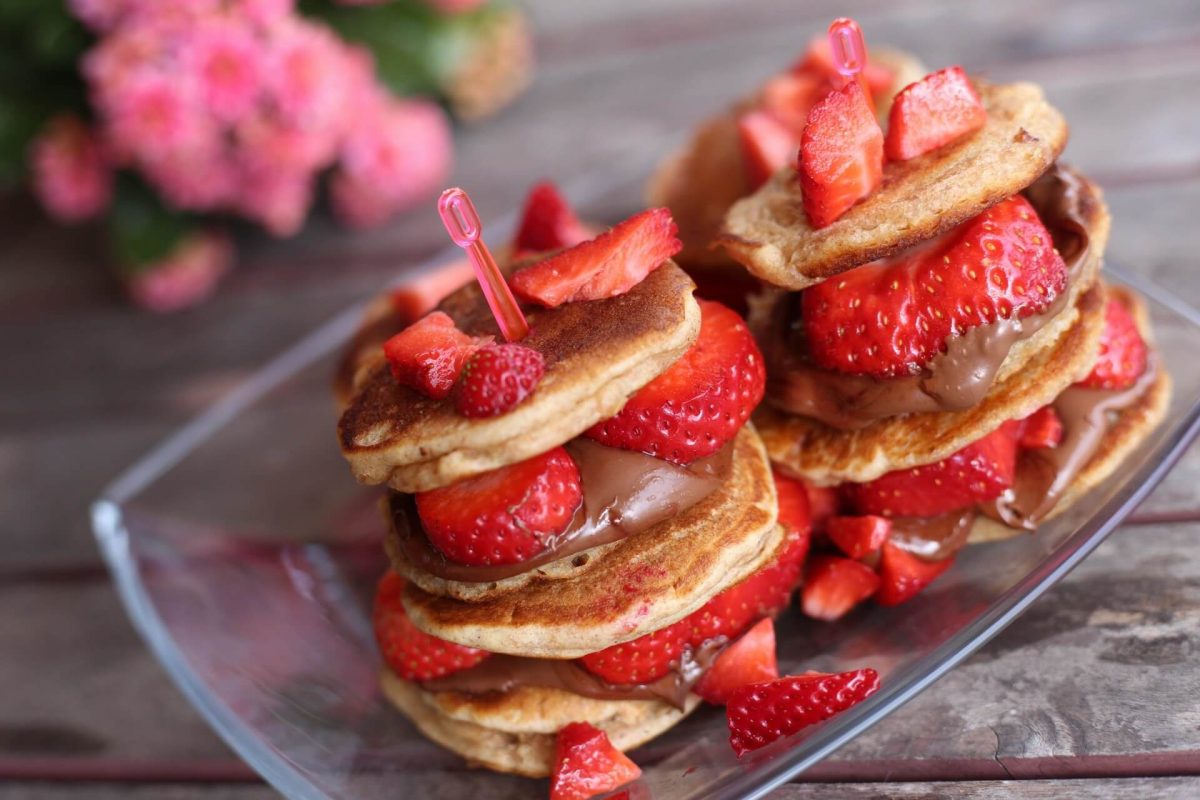 Süße Mini Eierkuchen mit Erdbeeren und Schokocreme