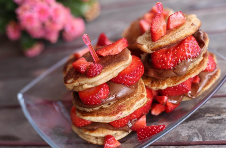 Süße Mini Eierkuchen mit Erdbeeren und Schokocreme