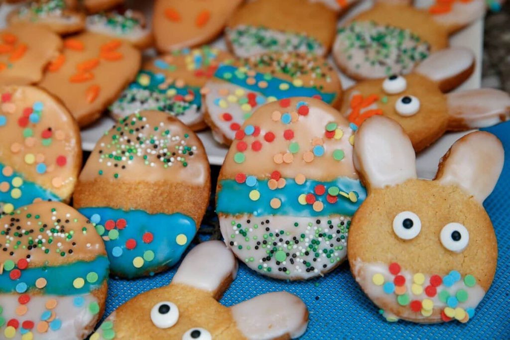 Süße Osterkekse mit Zuckerguss und bunten Streuseln
