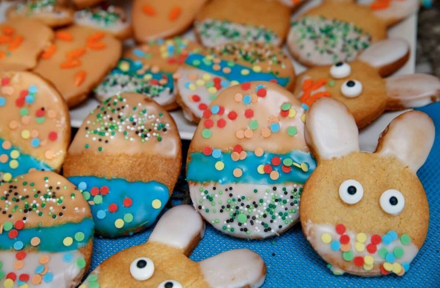 Süße Osterkekse mit Zuckerguss und bunten Streuseln