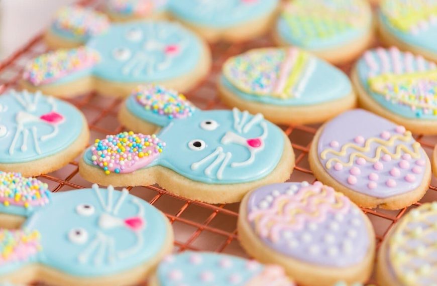 Süße Osterplätzchen mit Zuckerguss und Streuseln
