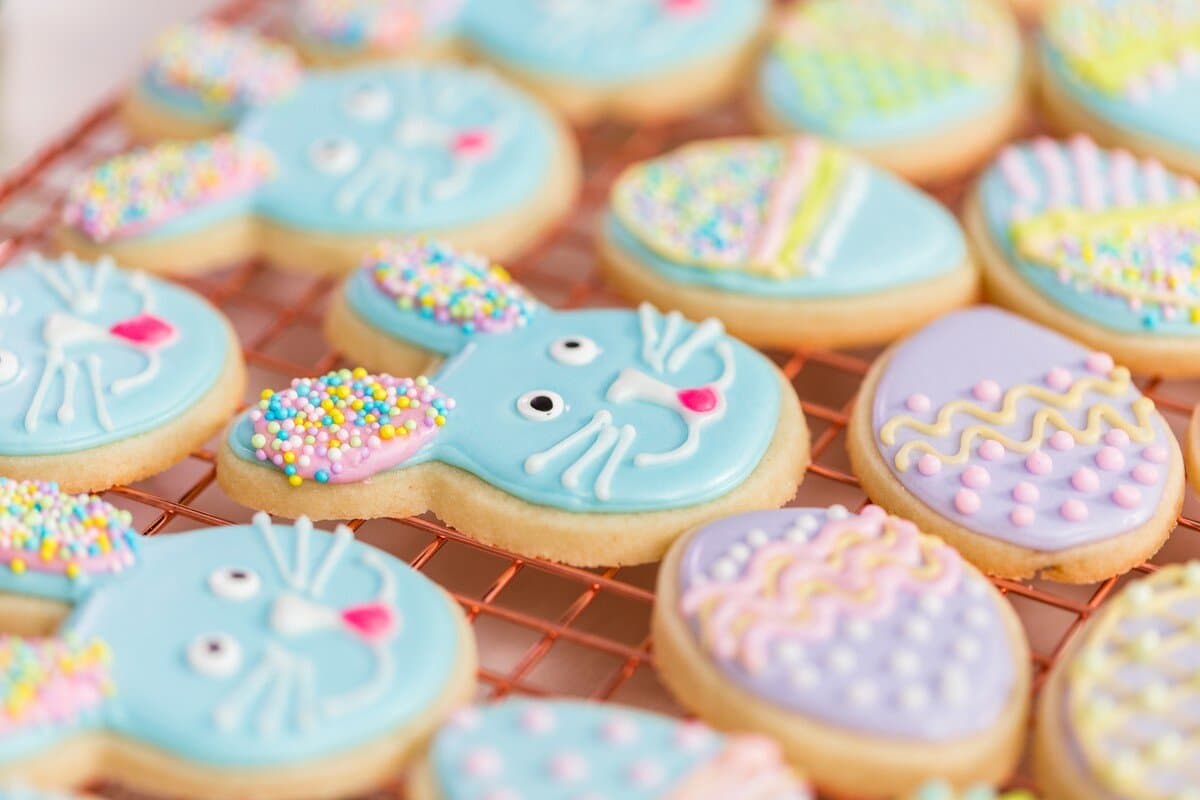 Süße Osterplätzchen mit Zuckerguss und Streuseln