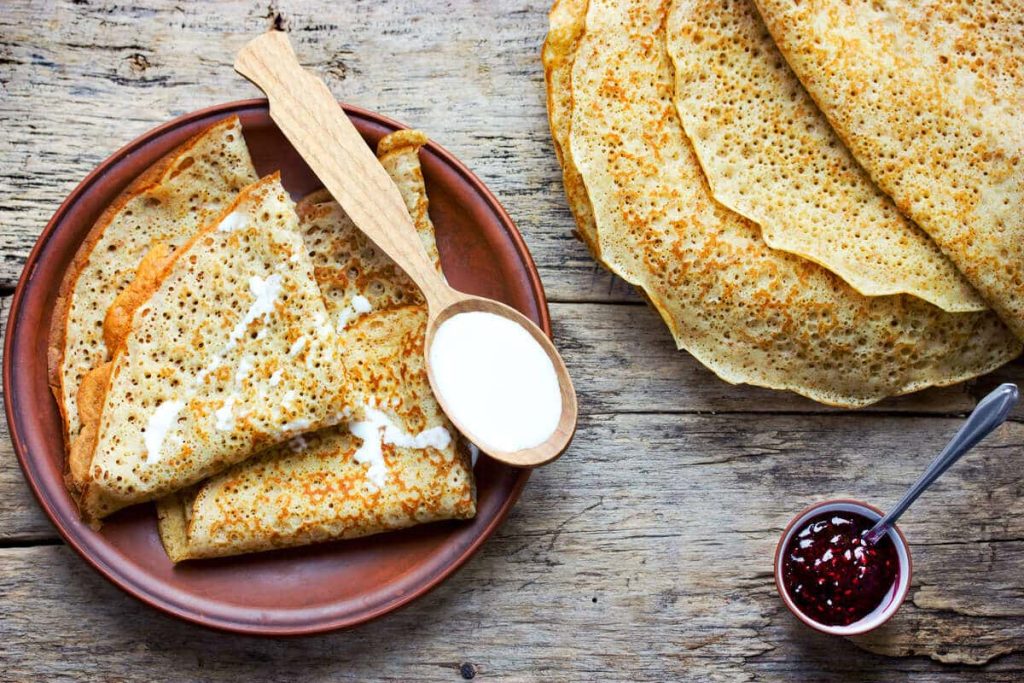 Süße Pfannkuchen mit Hefe und Milch | Leckeres Frühstück