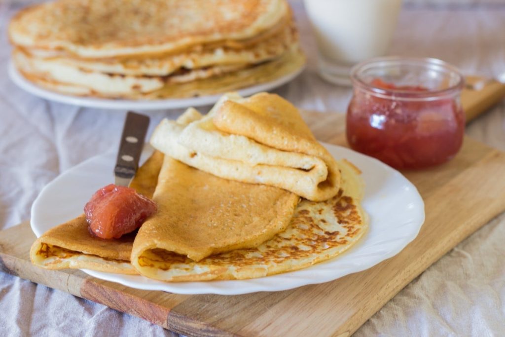 Süße Pfannkuchen mit Kefir zum Frühstück