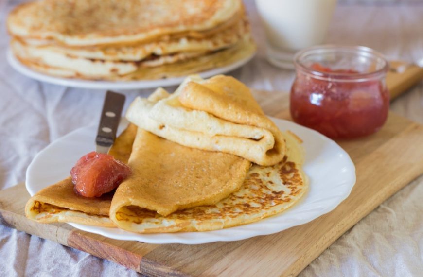 Süße Pfannkuchen mit Kefir zum Frühstück