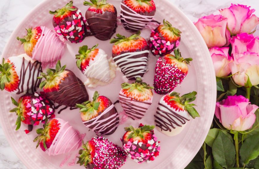Süße Schokoerdbeeren mit Zuckerstreuseln