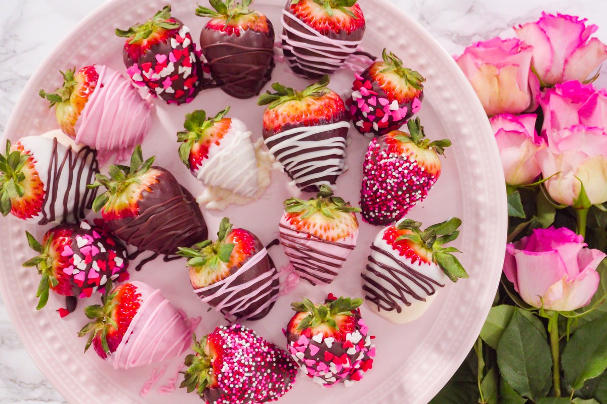 Süße Schokoerdbeeren mit Zuckerstreuseln