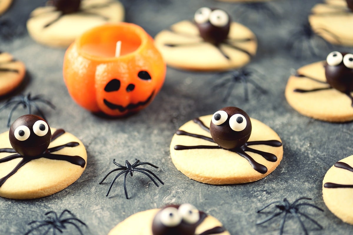Süße Spinnen Kekse mit Pralinen und Schokolade zu Halloween