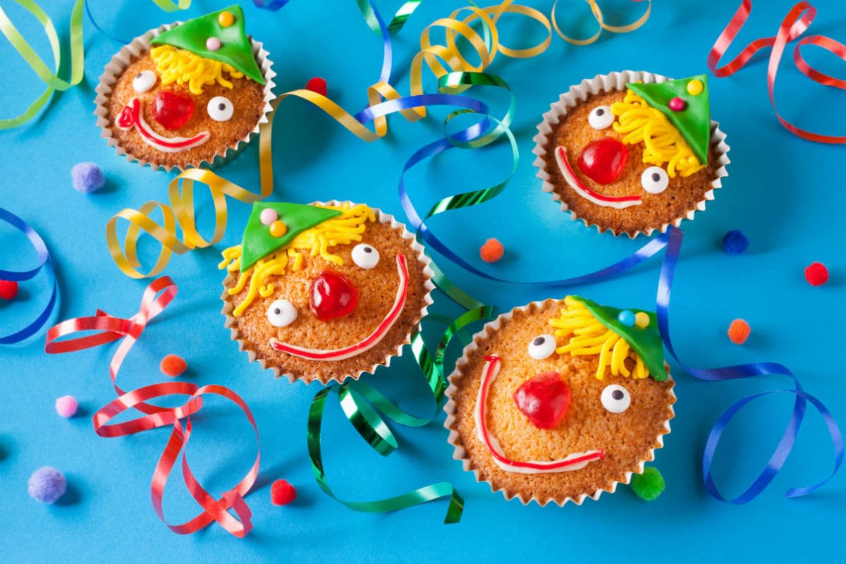 Süße Vanillemuffins Clowns zum Fasching