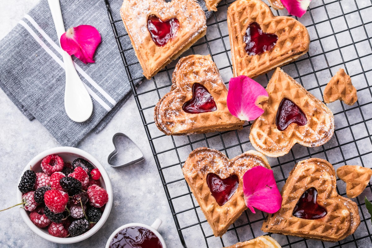 Süße Waffeln mit Herz und Marmelade zum Muttertag