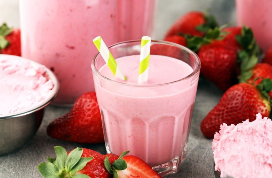 Süßer Erdbeer Smoothie mit Eiscreme und Milch