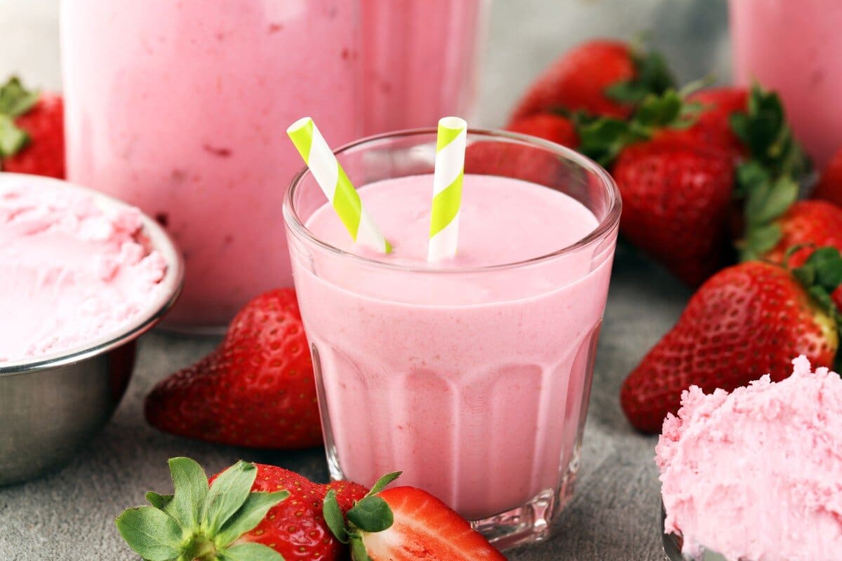 Süßer Erdbeer Smoothie mit Eiscreme und Milch