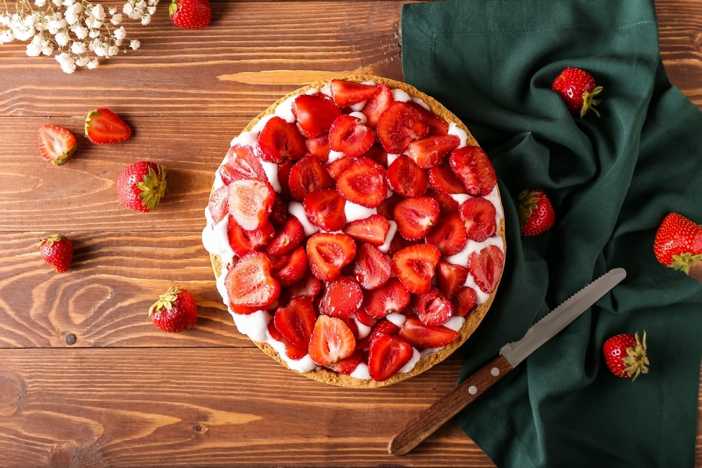 Süßer Erdbeerkuchen mit Sahnecreme für Sommer