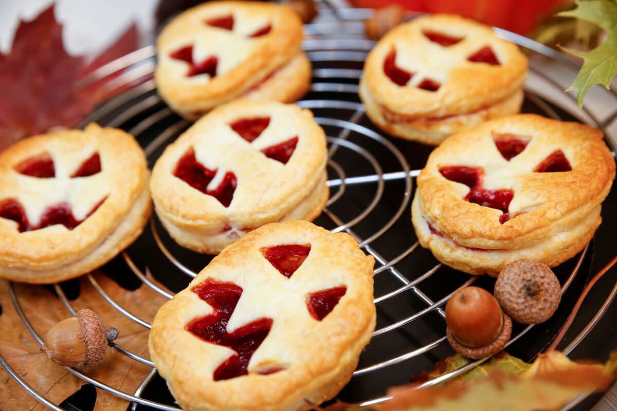 Süßer Halloween Blätterteig Snack mit Zimt und Marmelade