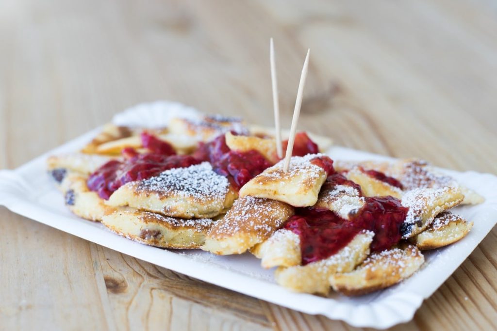 Süßer Kaiserschmarrn mit Marmelade und Puderzucker