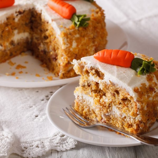 Süßer Karottenkuchen mit Frischkäsefrosting zu Ostern
