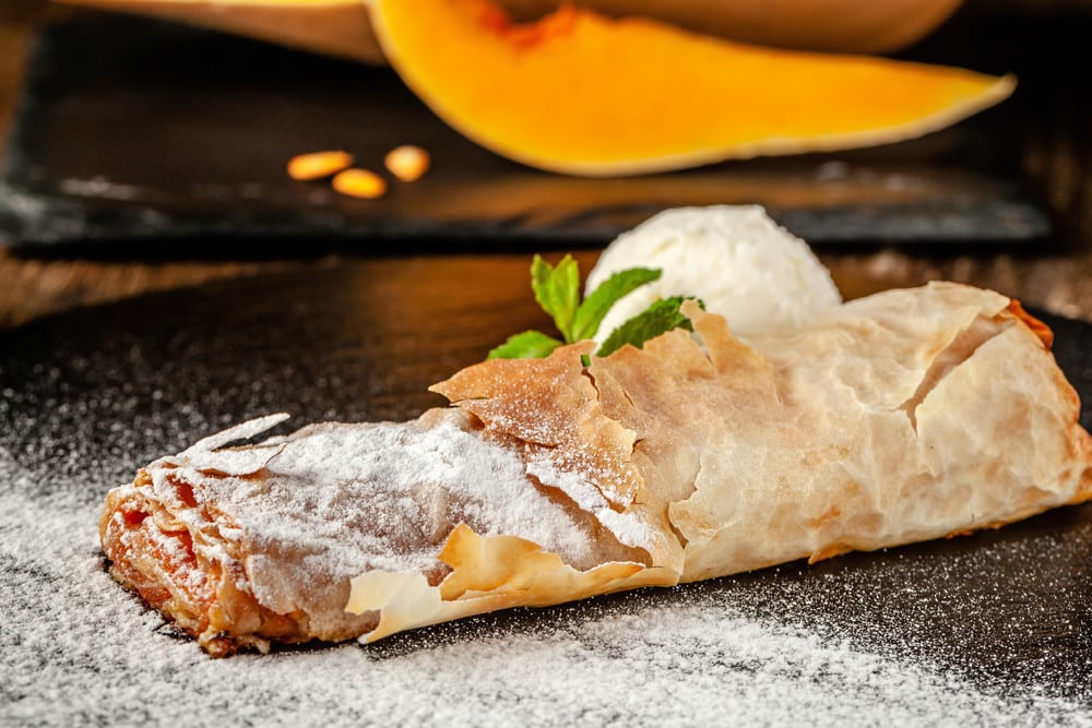 Süßer Kürbis Strudel mit Rosinen, Zimt und Puderzucker