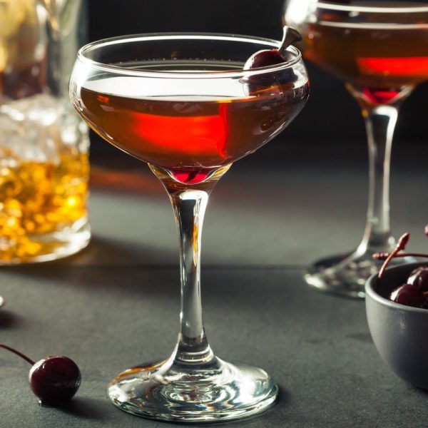 Süßer Manhattan Cocktail aus Whisky und Wermut
