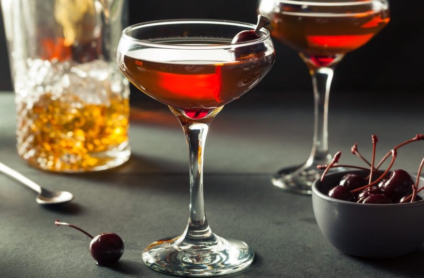 Süßer Manhattan Cocktail aus Whisky und Wermut