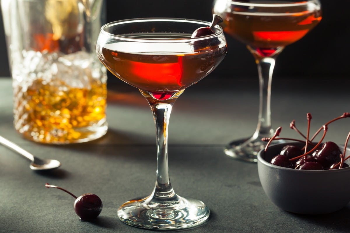 Süßer Manhattan Cocktail aus Whisky und Wermut
