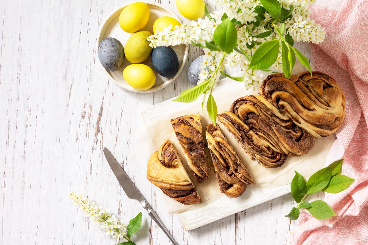 Süßer Nusszopf mit Schokolade zum Osterbrunch