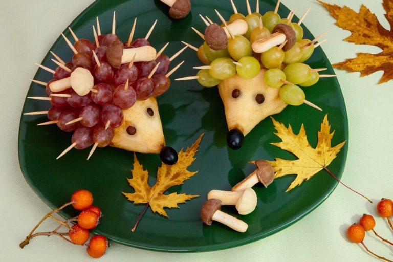 Süßer Obst Snack als Igel aus Birnen, Weintrauben und Rosinen
