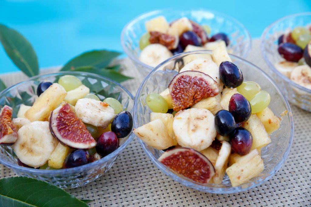 Obstsalat mit Trauben, Äpfeln und Frischkäsecreme