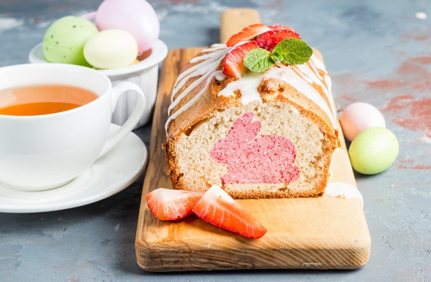 Süßer Osterkuchen mit Osterhasen und Zuckerguss