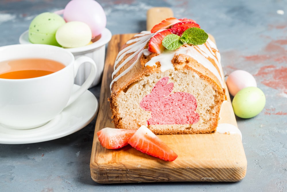 Süßer Osterkuchen mit Osterhasen und Zuckerguss