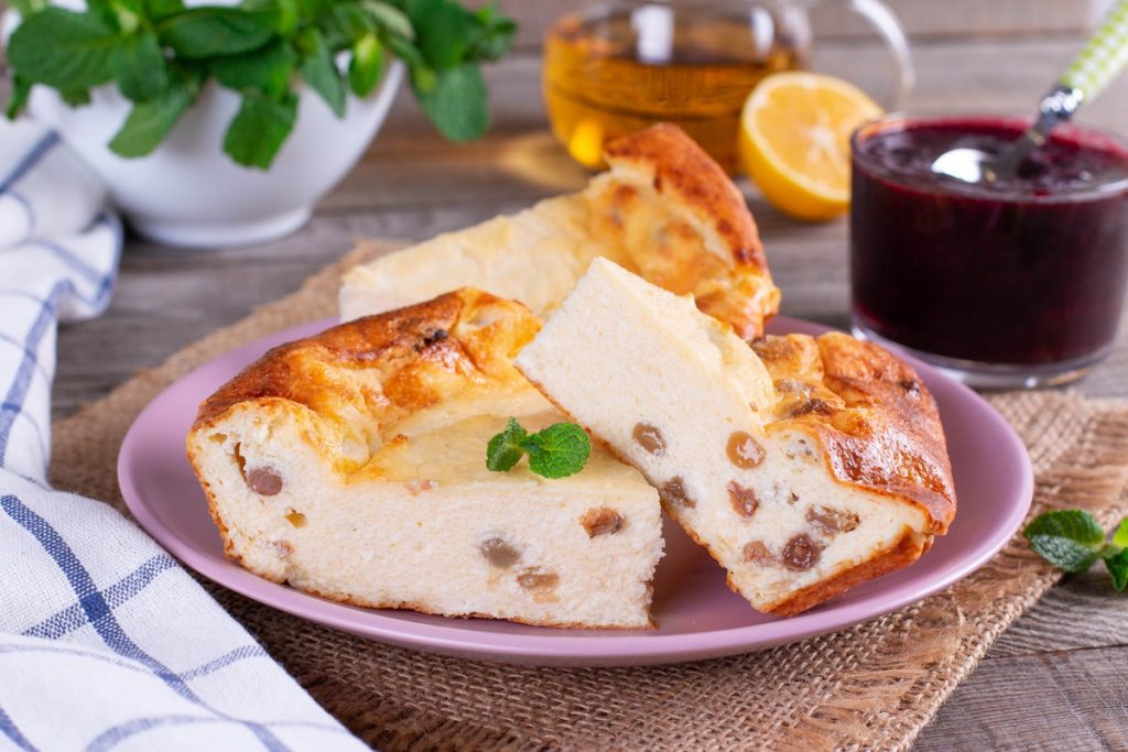 Süßer Quarkauflauf mit Rosinen und Vanille ohne Mehl