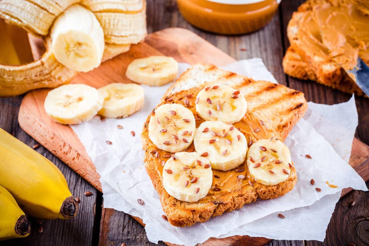Süßer Snack aus Toast mit Erdnussbutter und Bananen