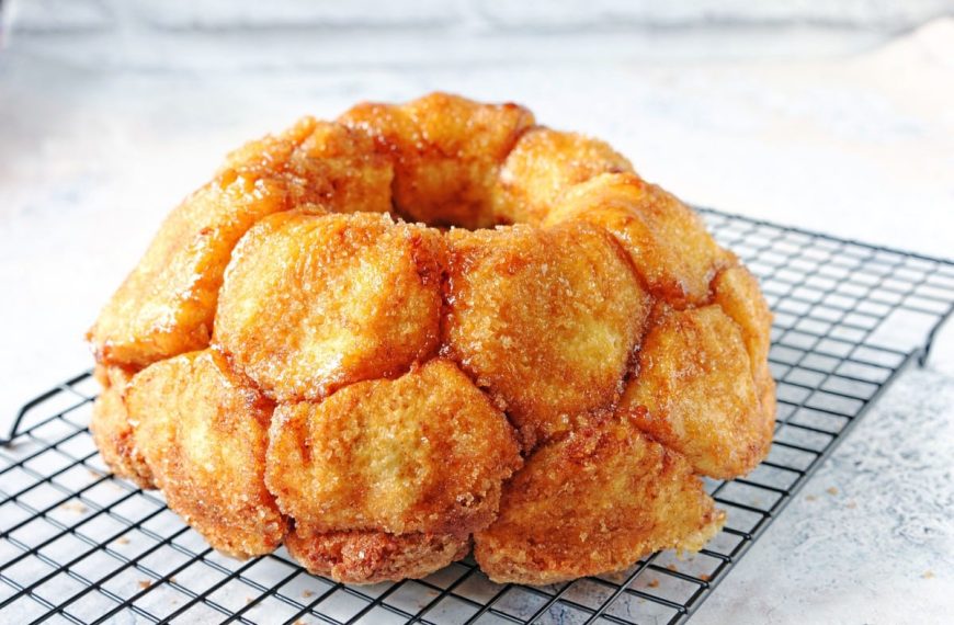 Süßes Affenbrot aus Hefeteig mit Zimt zum Frühstück
