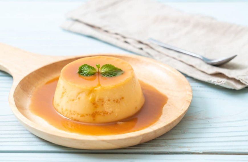 Süßes Flan Dessert mit Karamell, Milch und Vanilleextrakt