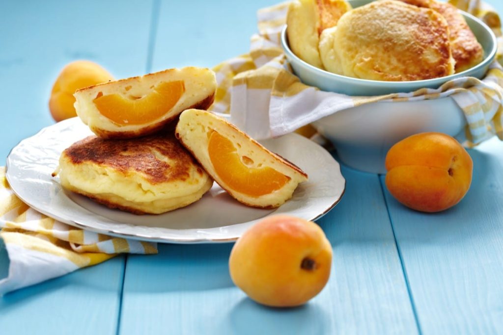 Süßes Frühstück mit Syrniki - Quarkkeulchen mit Aprikosen