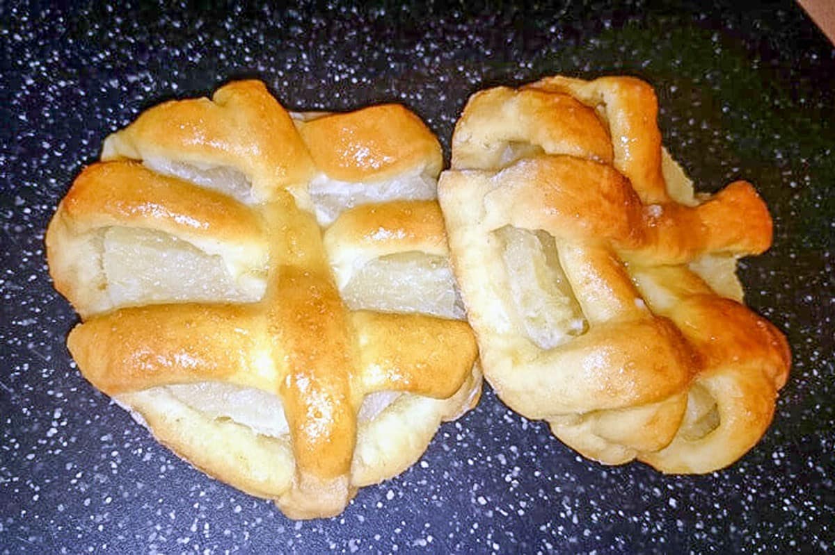 Süßes Gebäck aus Quark Öl Teig mit Ananas