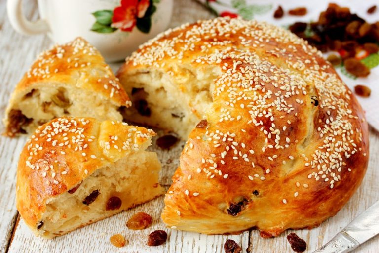 Süßes Hefebrot mit Rosinen, Joghurt und Sesam - Osterrezepte