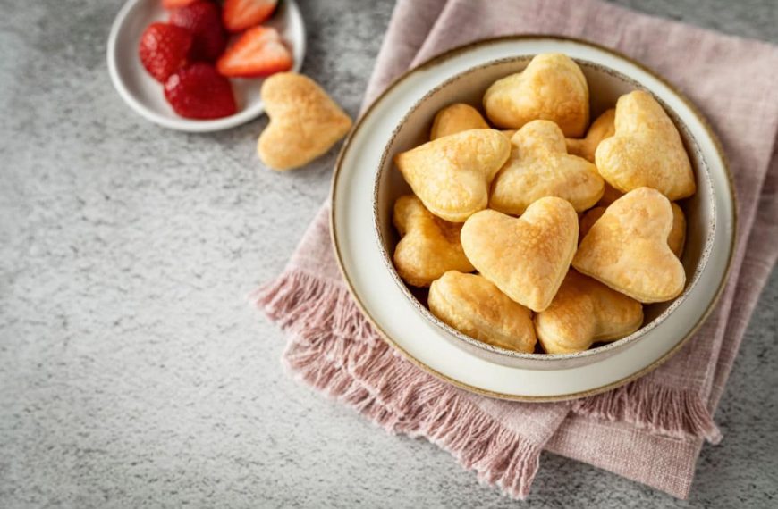 Süßes Herz Blätterteiggebäck mit Sahnecreme zum Valentinstag