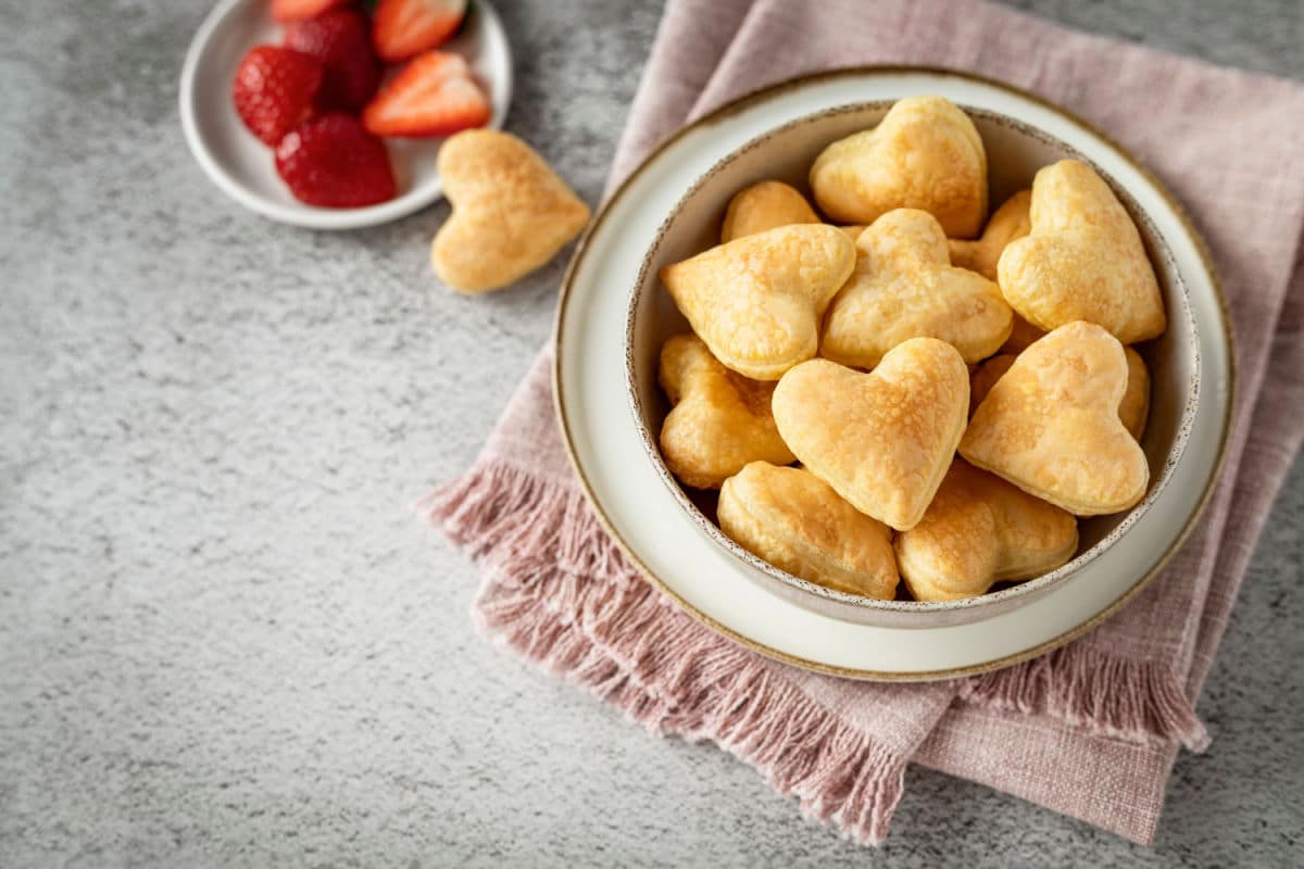 Süßes Herz Blätterteiggebäck mit Sahnecreme zum Valentinstag