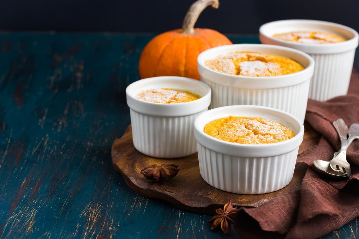 Süßes Kürbis Soufflé mit Milch und Eiern aus dem Ofen