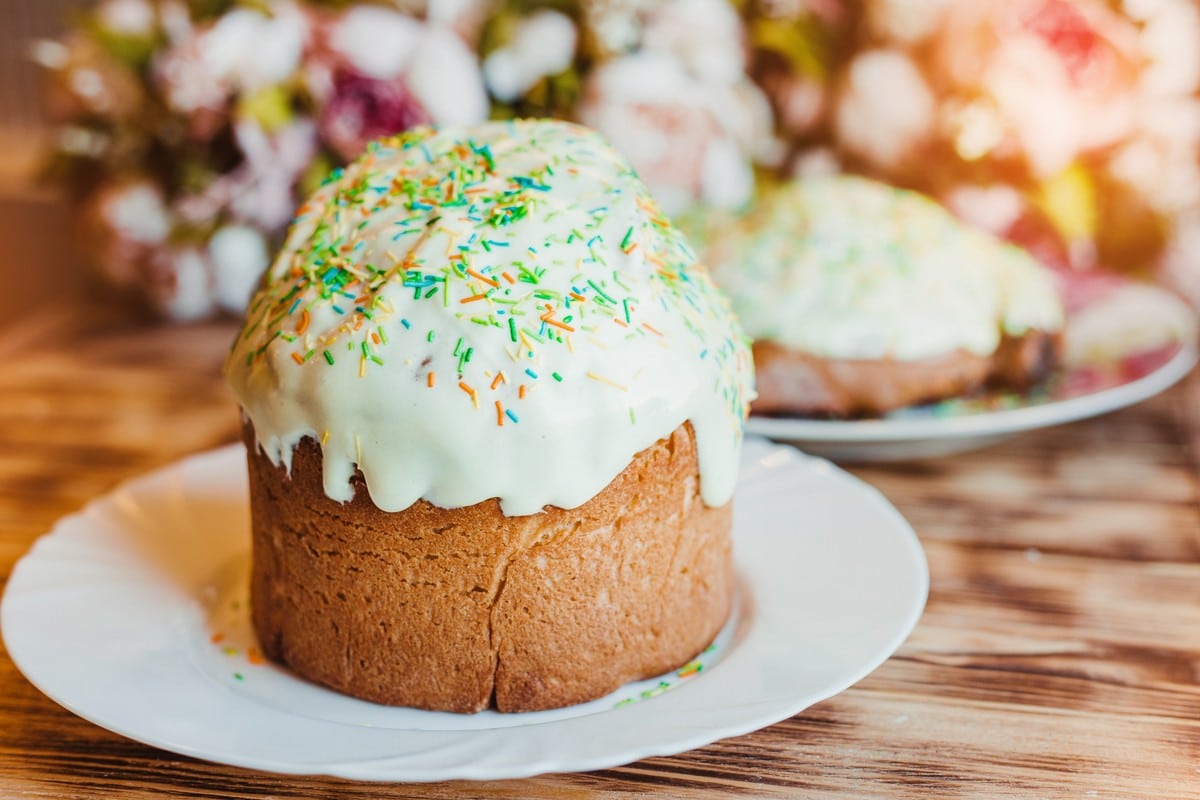 Süßes Osterbrot mit Früchten und Sultaninen