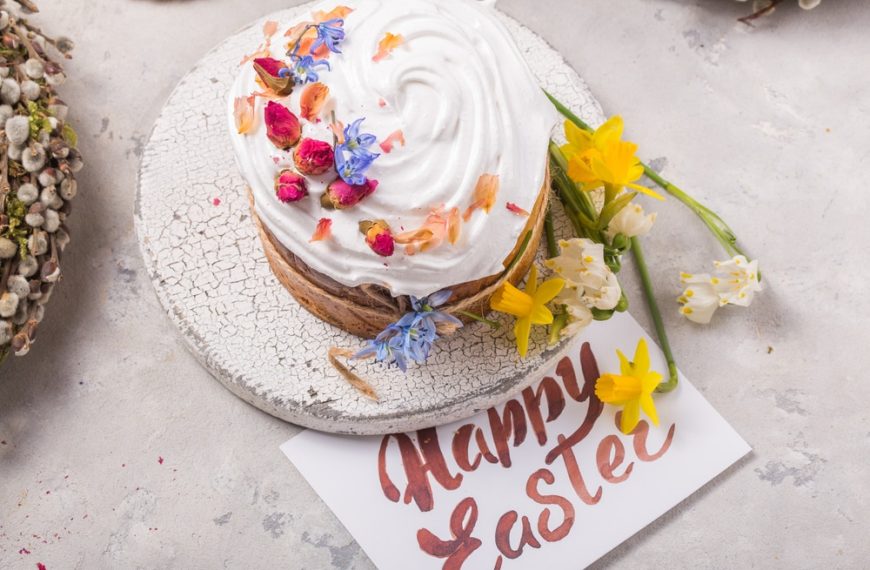 Süßes Osterbrot mit Rosinen und Eiweißglasur
