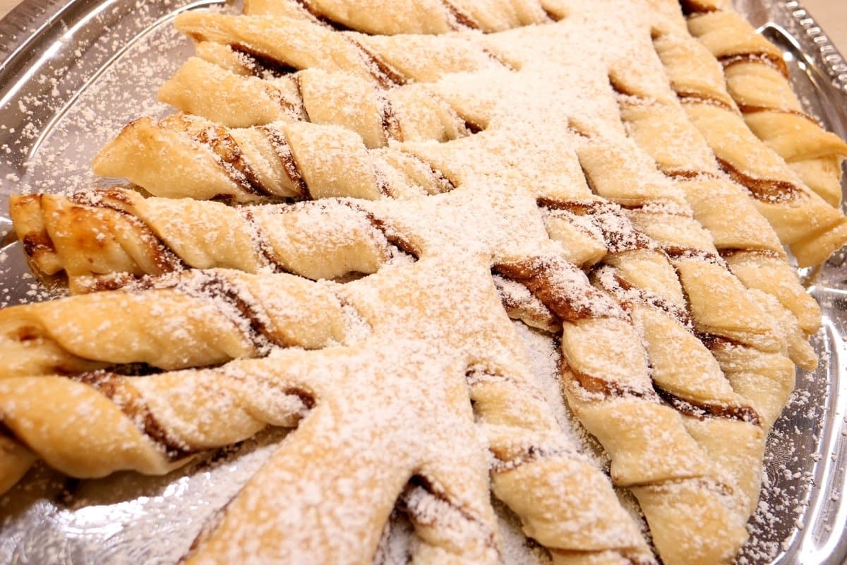 Süßes Weihnachtsgebäck aus Blätterteig mit Nuss-Nougat-Creme