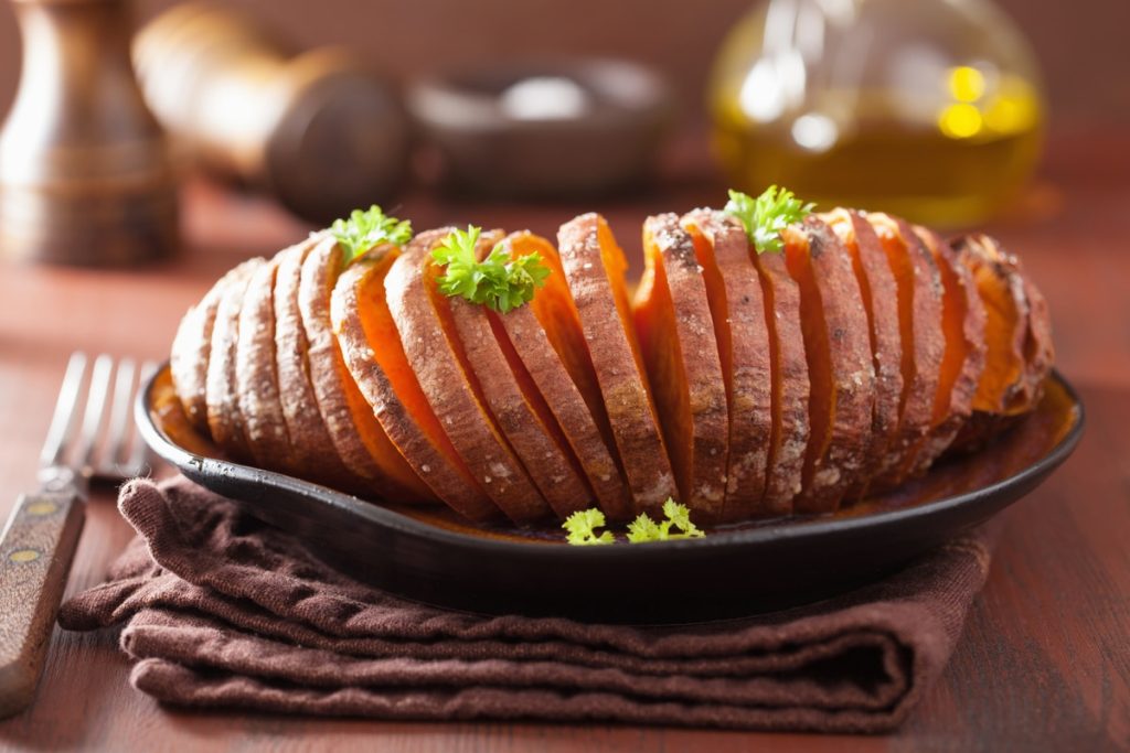 Süßkartoffeln mit Knoblauch und Öl aus dem Backofen