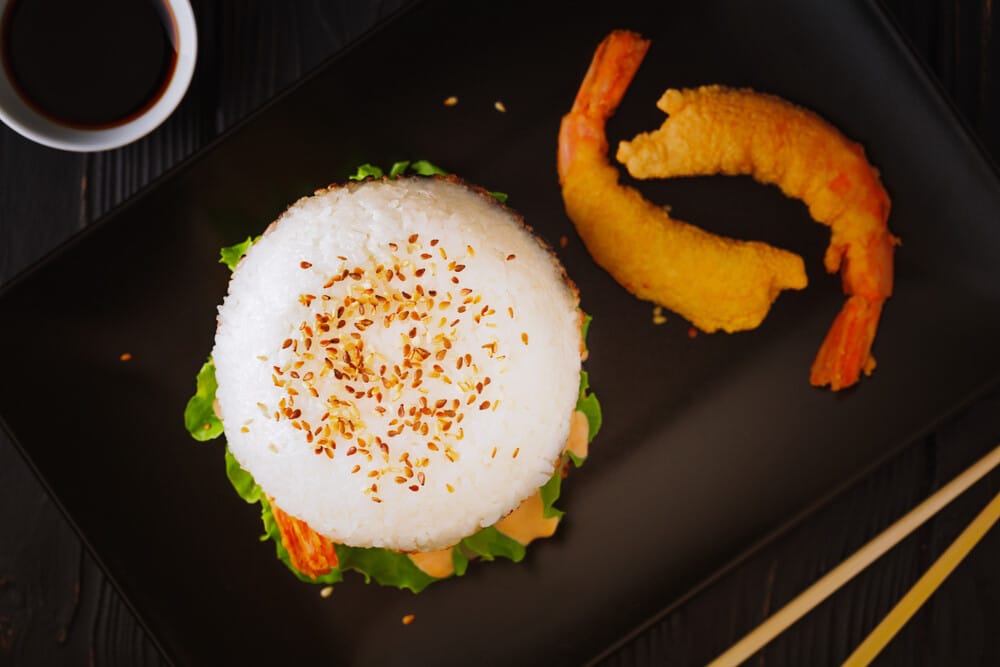 Sushi Burger aus Reis mit Scampi im Tempurateig