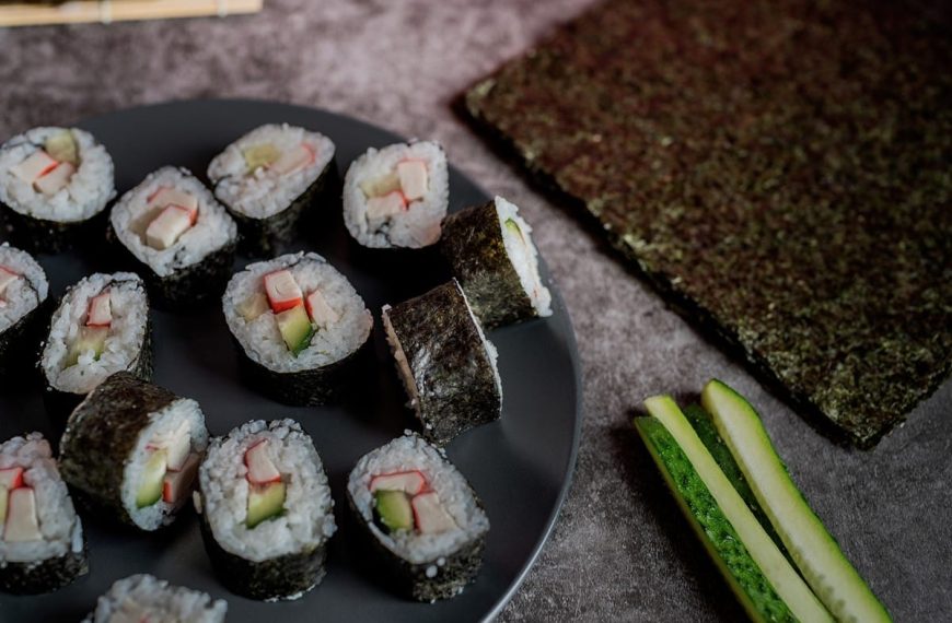 Sushi mit Krabbenstäbchen und Gurken