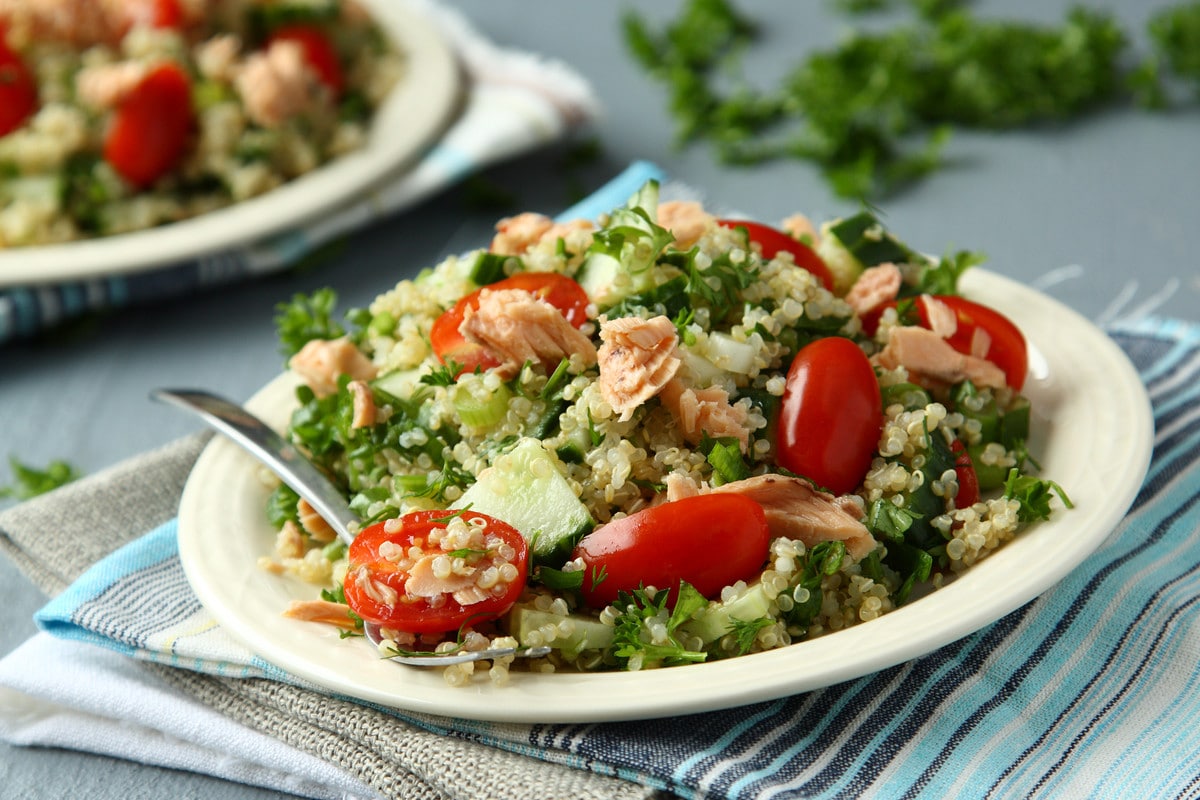 Taboulé Salat mit Quinoa, Lachs, Tomaten und Lauch