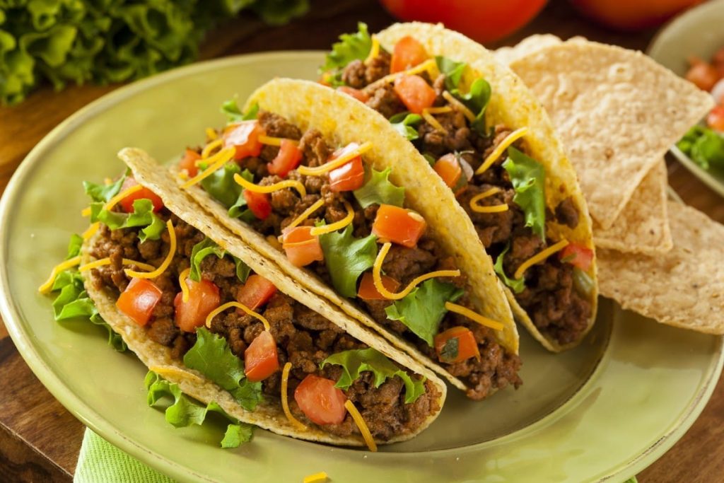 Taco Shells mit Hackfleisch, Tomaten, Salat und Tomatensoße