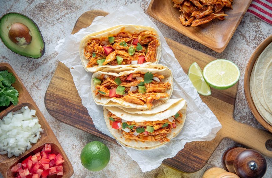 Tacos mit Hähnchen, Tomaten, Avocado, Zwiebeln und Käse