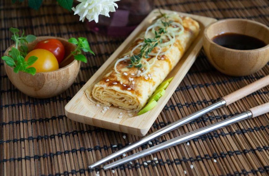 Tamagoyaki – Japanisches gerolltes Omelett mit Sojasauce