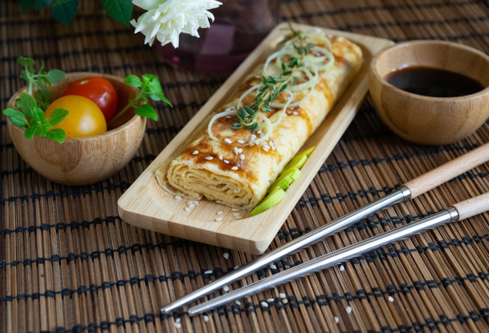 Tamagoyaki - Japanisches gerolltes Omelett mit Sojasauce